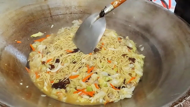 台湾乡下办桌,总铺师大锅炒面,长铲翻飞