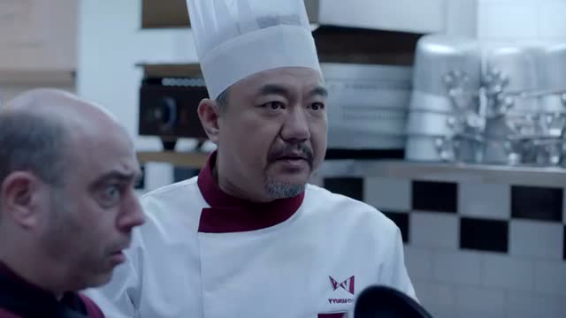 陆远和外国主厨打赌,谁握烧红的柄时间长谁赢,主厨被陆远吓着了