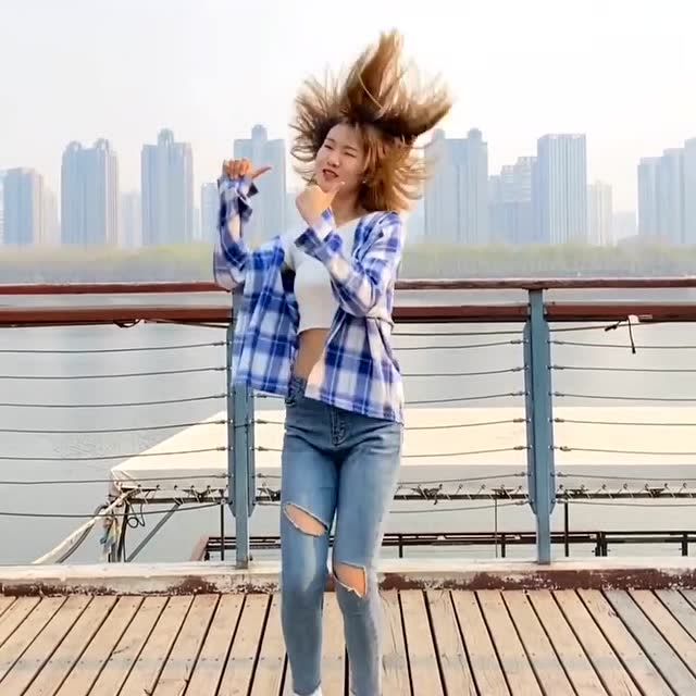 江边遇到的小姐姐,这也太嗨了吧,我想跟着她学跳舞了!