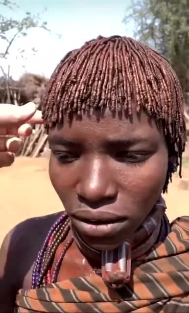 非洲红泥族头发图片