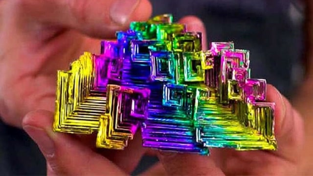 世界上最美的金属,加热后锅中出现七彩水晶,阳光一照画面也太美了吧