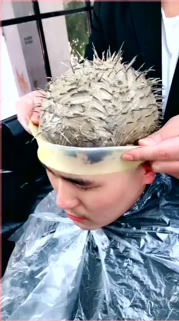 这个发型酷不酷,典型的刺头,网友:这是只刺猬吗?
