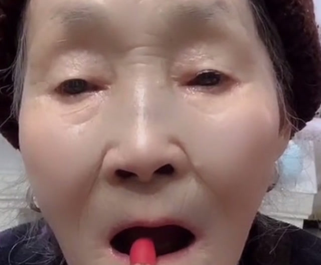 八十岁老太太抹口红,这嘴巴张的也太浮夸了,好可爱啊!