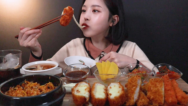 美女吃乌冬面,泡菜炒饭和芝士猪排,配上美味泡菜,看着太享受了