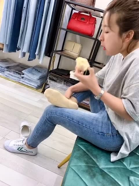 女生脱鞋后是不是都习惯性闻自己的脚丫子