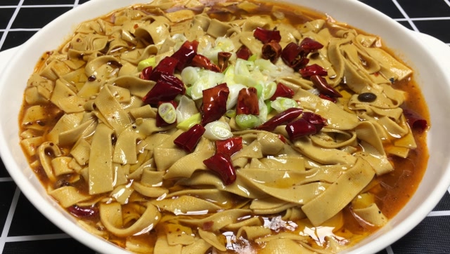 油淋干豆腐,做法简单香辣可口,真的是太好吃了,我家一周吃三次