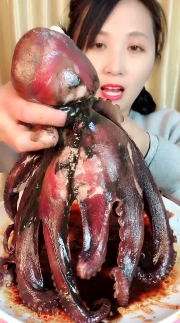 大姐吃章鱼,直接爆头,接下来的一幕,我感觉我好想吐
