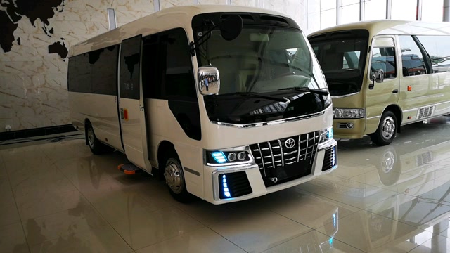 丰田考斯特12座商务车,如果只看外观肯定不知道里面到底有多豪华