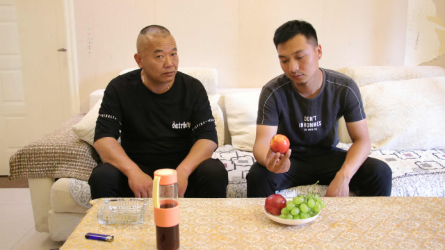 农村小飞告诉爸莎莎要来,担心爸乱问,听听小飞都对爸嘱咐了什么