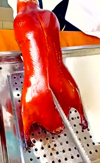 来北京必吃的烤鸭,大厨一刀下去,我感觉自己以前吃的是假货!