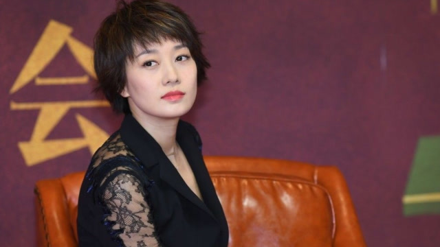 马伊琍罕见与梁静夫妇同框前男友管虎站后面盯着她笑容耐人寻味