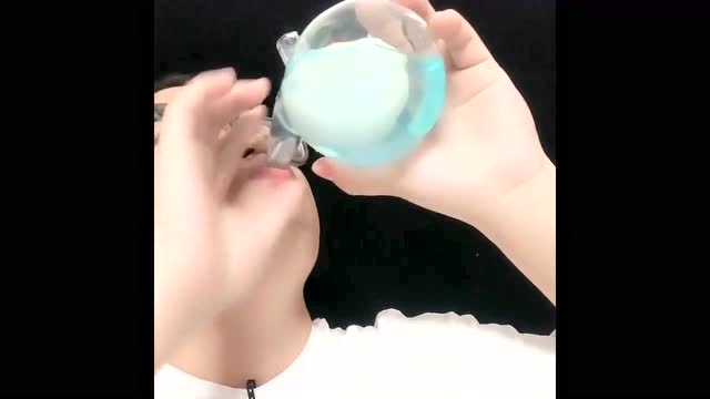 声控喝播小哥哥,用网红"蜗牛杯"喝水,一口气喝完真得劲