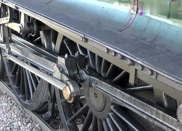 超大型连杆式蒸汽火车起步,哐当哐当的,这节奏真有感觉