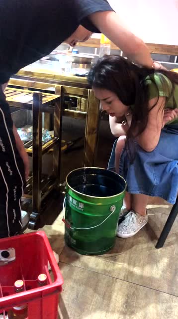 告诉你什么叫塑料姐妹花,一个喝多了在吐,一个笑的合不拢嘴!