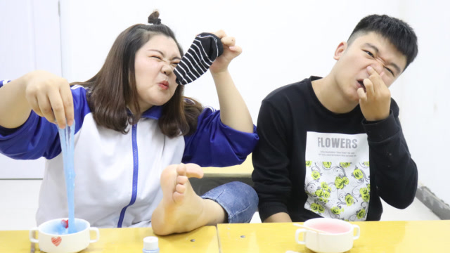 胖芸儿和同桌pk做假水,输的人吃臭袜子,无硼砂最后谁赢了?