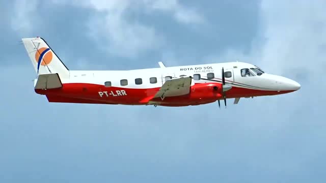 实拍螺旋桨支线客机起飞,大家知道它的型号吗?