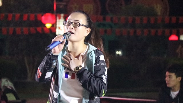 残疾人袁雪,单亲妈妈唱歌为生《想你的时候问月亮》