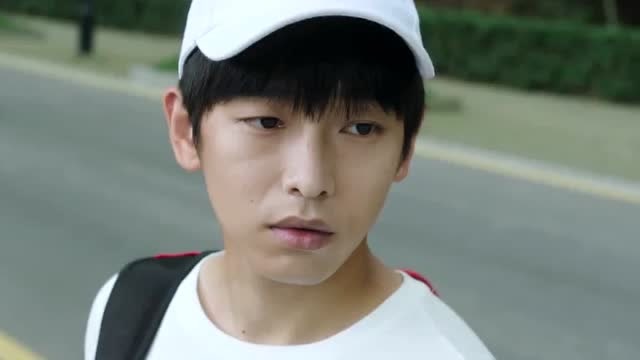 奋斗吧少年路夏在小瑛面前穿上了主力队服