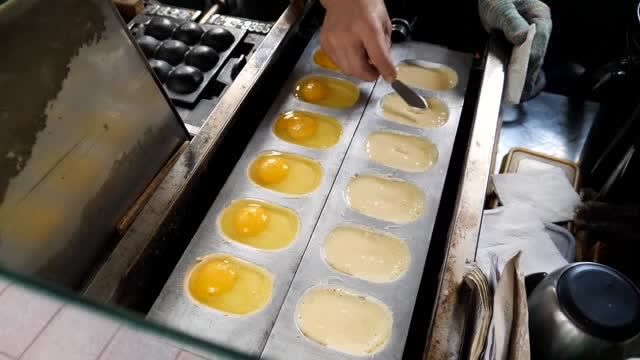 韩国街头的鸡蛋糕,一个蛋糕放一颗鸡蛋,绝对真材实料,一定好吃