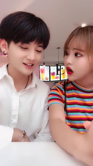 小哥哥给娜娜表白!被可乐抓到!可乐看的想打他