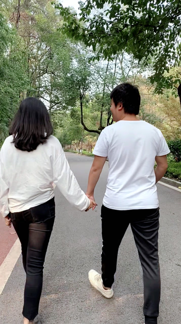 公园这么大也能偶遇前男友,气人