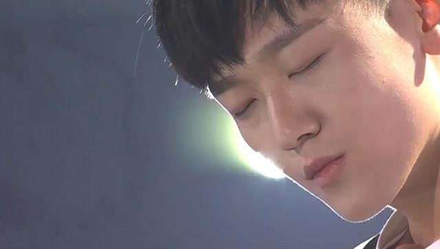 明日之子1:张栋河上台深情演唱