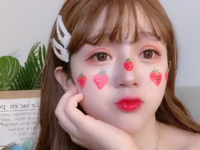 酒红ins草莓妆,ins超火一款草莓妆容,适合小姐姐参加party用!