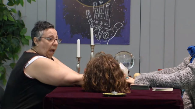 这个占卜师的头和身体竟然分离了!路人心惊不知所措:这也太可怕了!