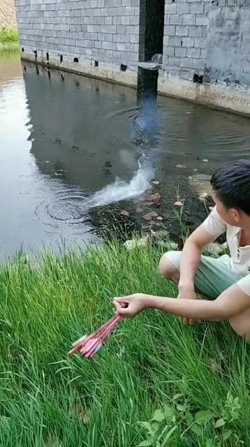 窜天猴在水里飞行的声音是这样的