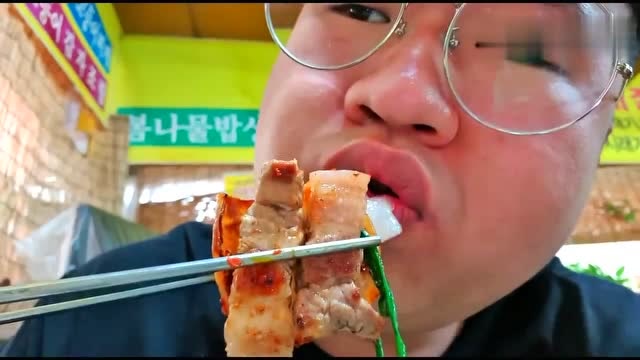 韩国大胃王胖哥,试吃特色韩式烤肉,生菜卷着吃好过瘾!