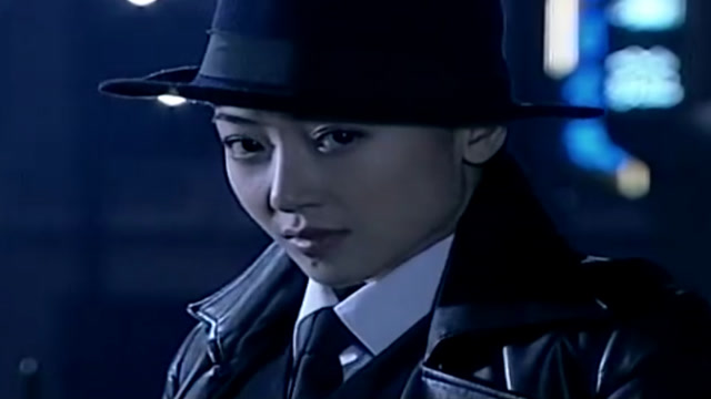 电光火石之中,女特工驾驶着摩托车,不仅完美躲避还能反击对手