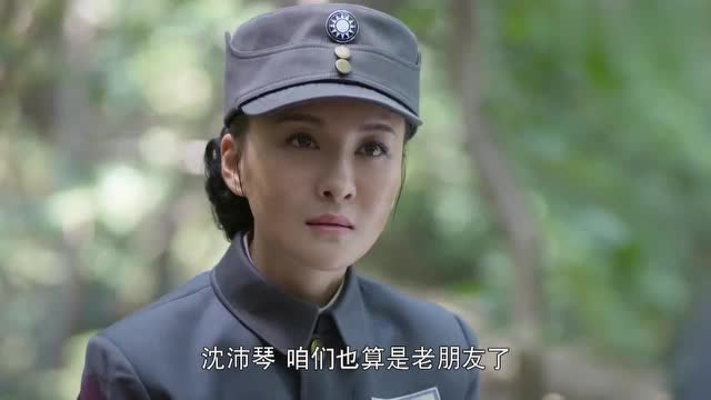 女孩跟男子说话,却还要看一看手表,原来自己早就留了一手