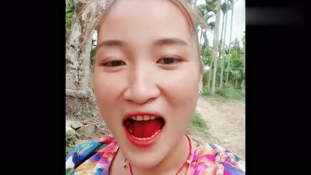 这个槟榔美女火了,一口下去自带口红,网友:变美了