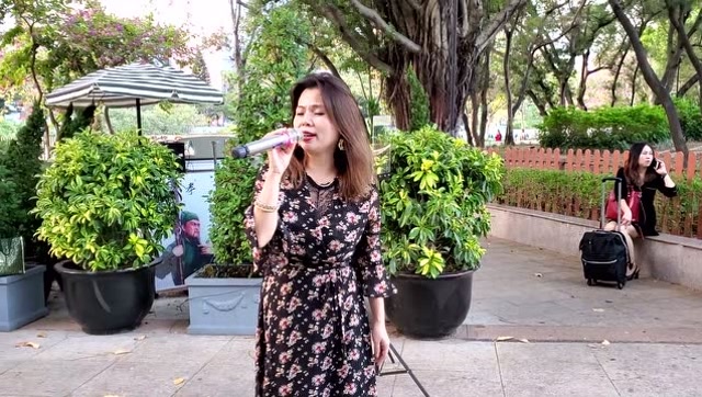 街头歌手小云演唱《我没有骗你》好听