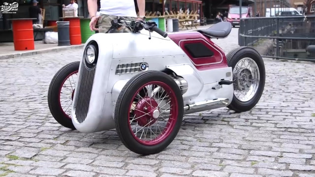 老外奇思妙想,将一辆宝马摩托车改装成倒三轮,骑上去好不威风