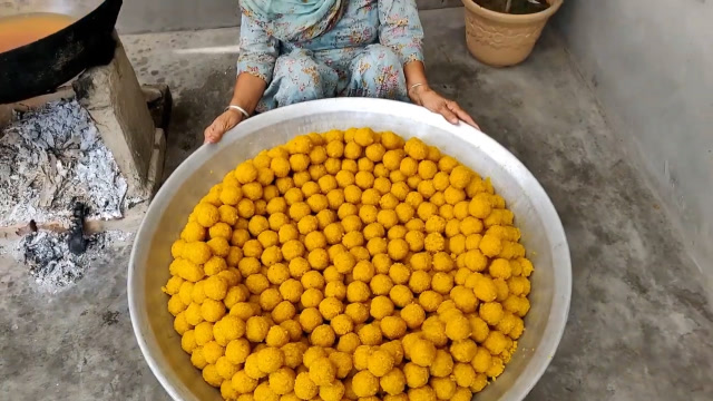 为啥印度老奶奶不用厨房,喜欢在屋外做饭?来看她怎么炸糖球的吧