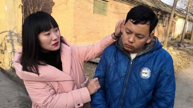 岳母被抢劫,窝囊女婿见后上去就是一巴掌,岳母看后傻脸了