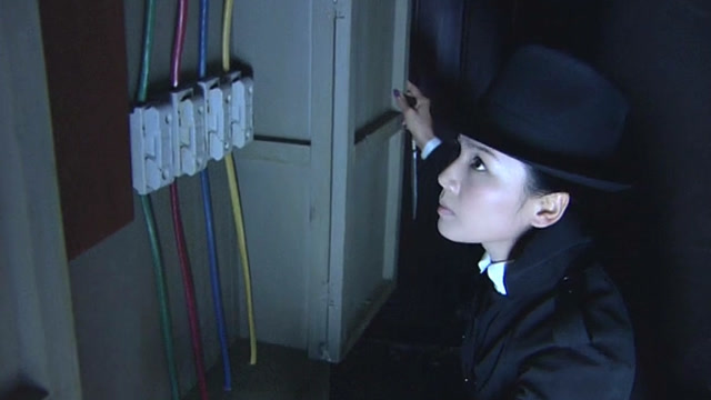 潜伏的女特工窃取汉奸部长的资料被发现,危急时刻战友赶来相救