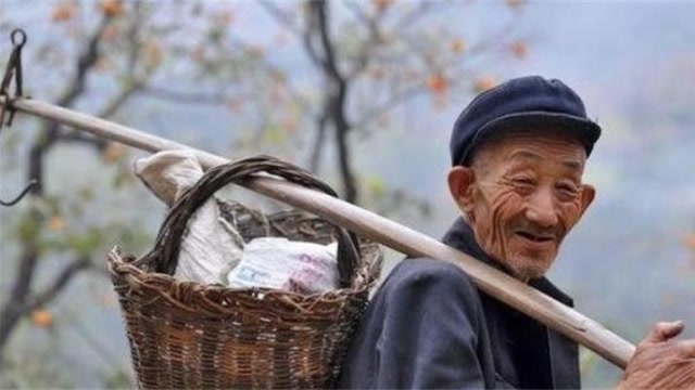 外公进城看望外孙,女婿故意锁门不让进,老人强行进入瘫坐在地