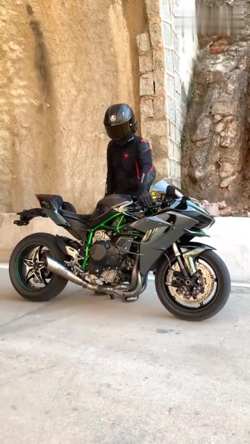 小哥哥骑的这台川崎h2摩托车,已经无法用猛兽来形容了.