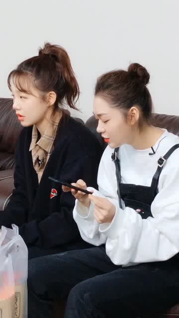 段奥娟和徐梦洁在休息室合唱哦