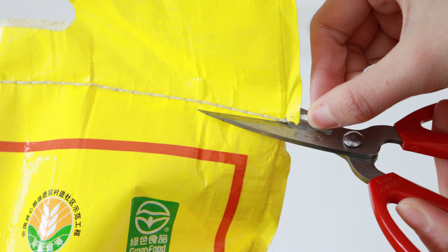 记住2个字,3秒拆开新的大米袋,方法简单,学会了一家人都受益