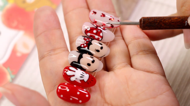 美甲就要不一样 q版米老鼠美甲这样做