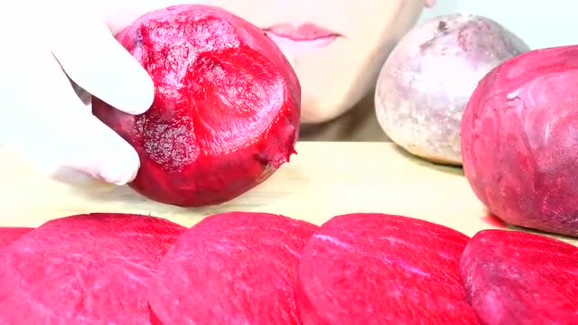 小哥吃红甜菜果!小编表示真的是第一次见!