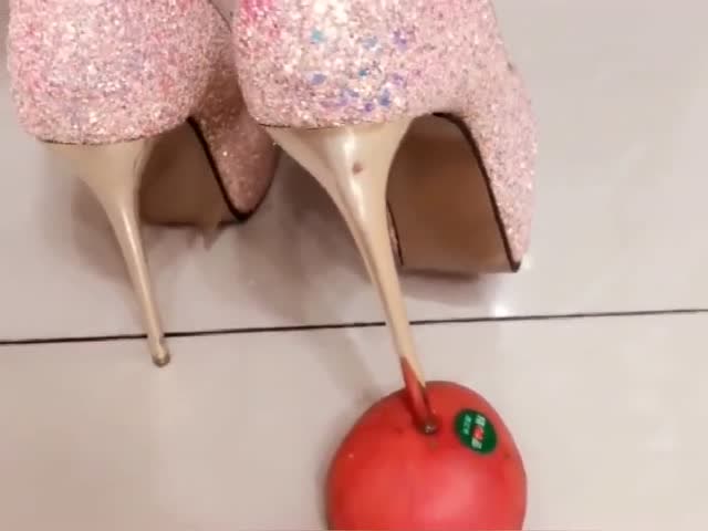 小姐姐穿高跟鞋踩西红柿看着爆开的瞬间有点心疼这个西红柿