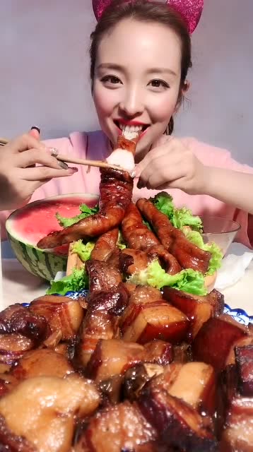 漂亮姑娘直播吃大肠,这吃相可真馋人,忍不住流口水了!