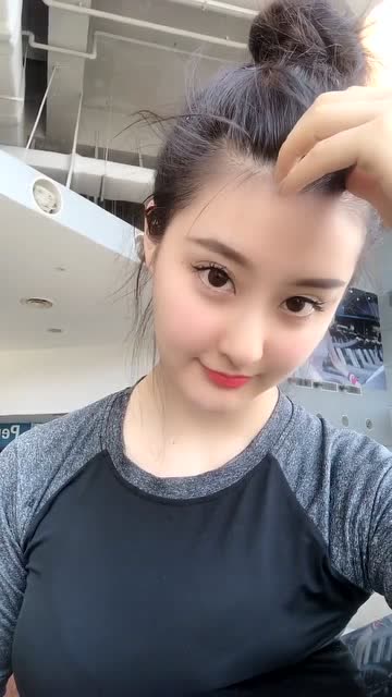 姑娘是传说中的鹅蛋脸,肉嘟嘟的好可爱,网友:极品美女