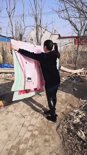 男友昨天晚上喝多尿床了让我晒被子挡住点