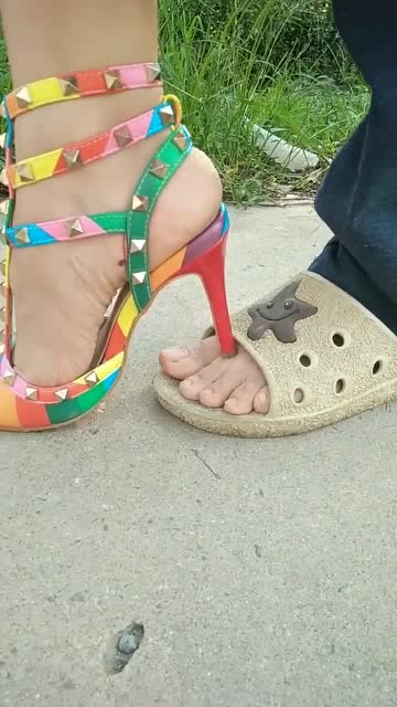 被女孩踩到脚了好尴尬看完视频尴尬了