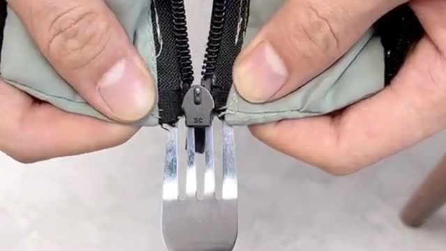 衣服上的拉链头掉下来了,用小叉子协助安装,一秒钟就解决问题!
